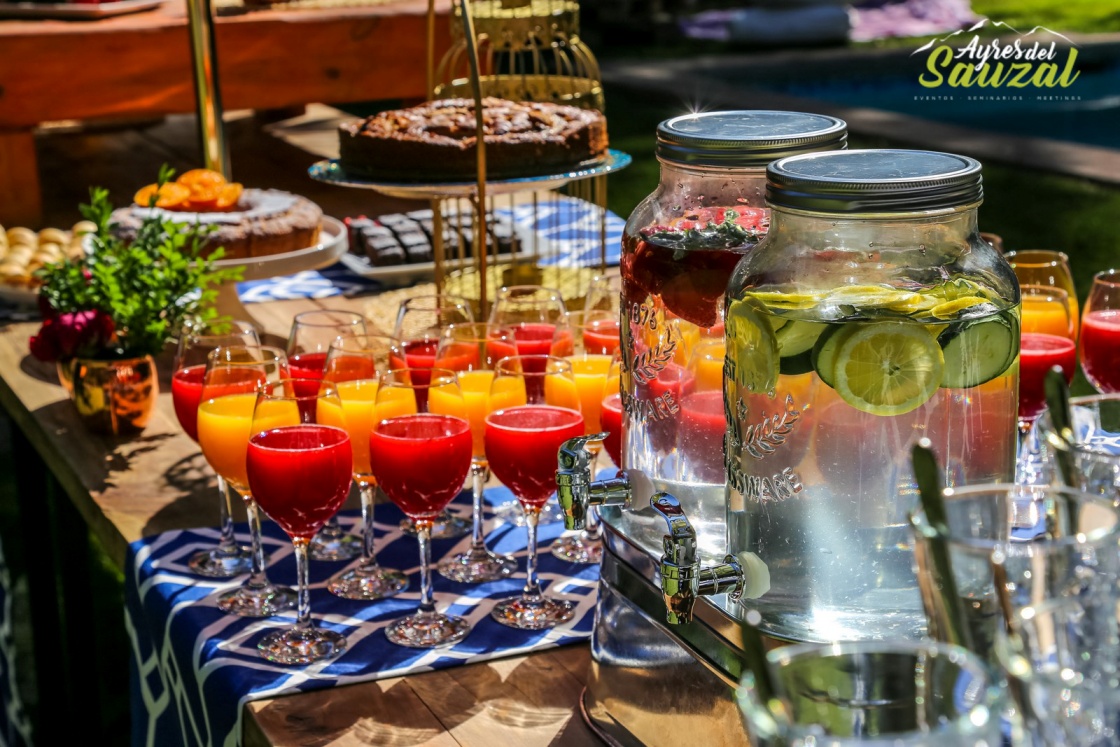 Estación de bebidas en banquetería a domicilio