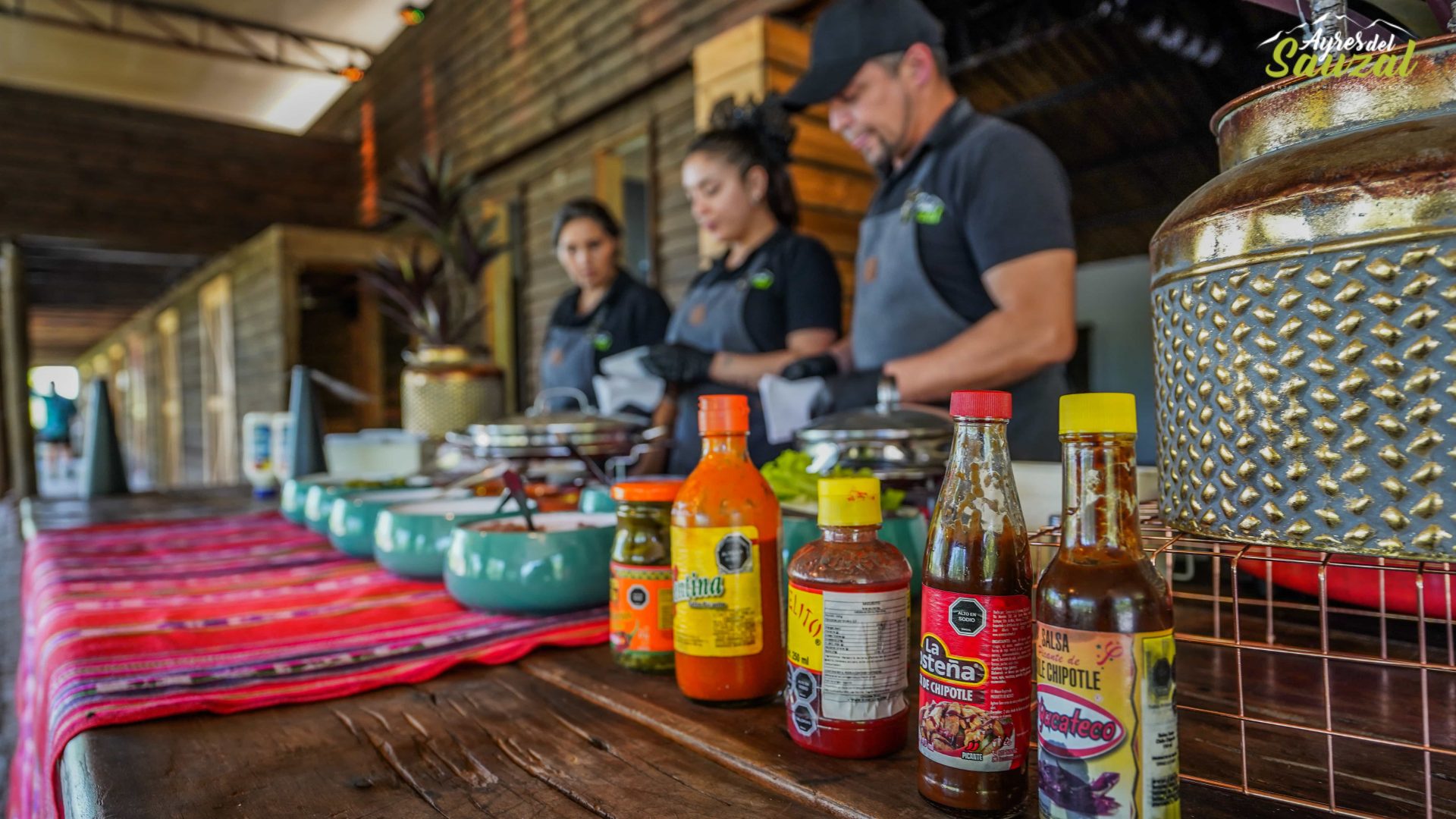 Estación mexicana con tortillas y salsas típicas