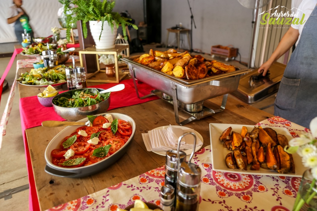 Mesa asado con ensaladas en banquetería a domicilio