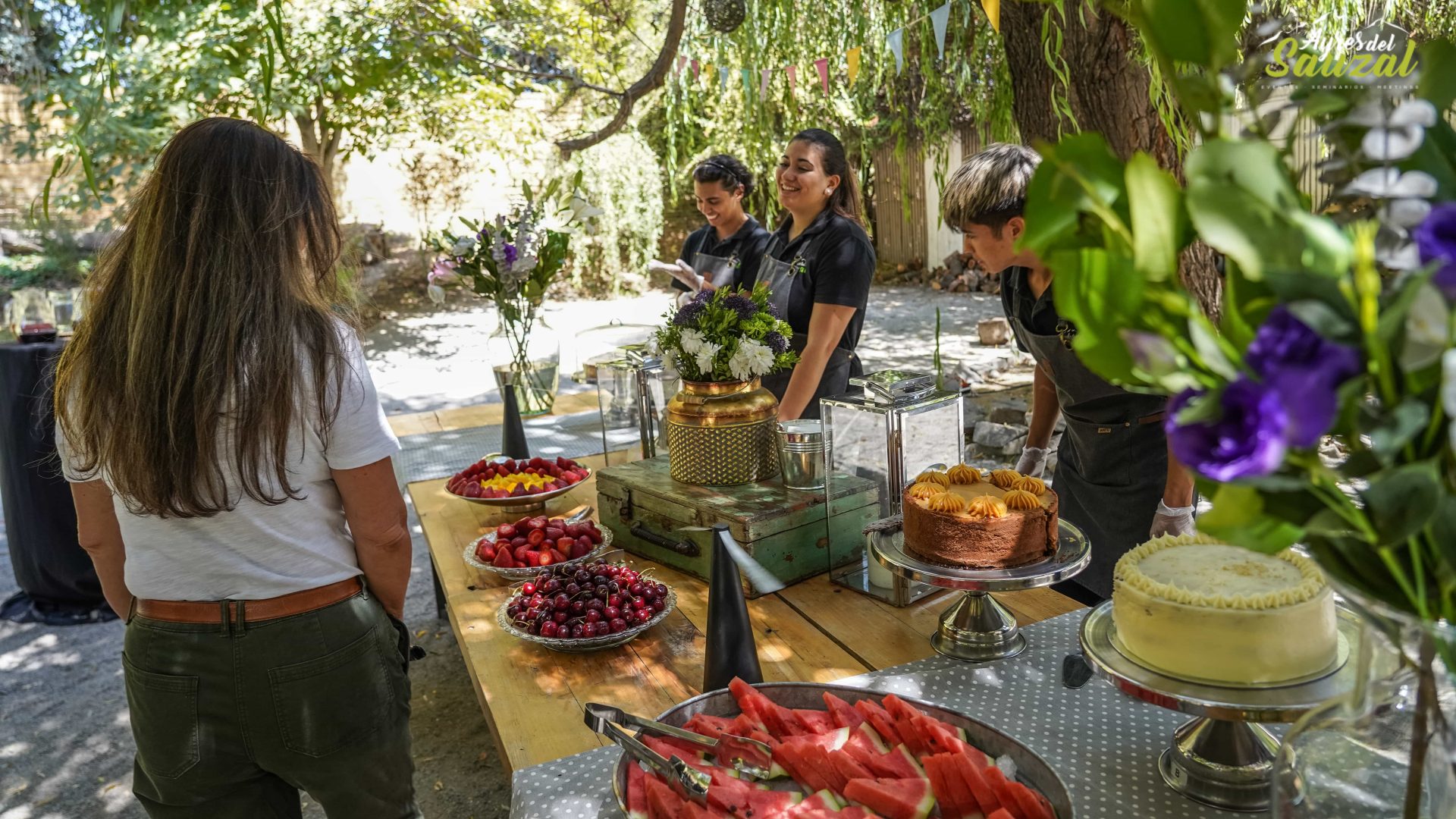 Mesa de postres en banquetería a domicilio